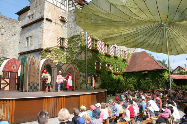 Das Junge Theater der Frankenfestspiele auf Burg Brattenstein in Röttingen